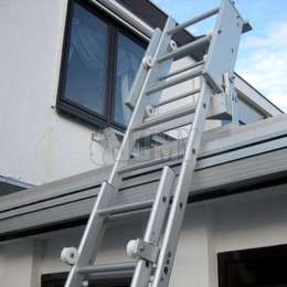 Sliding ladder on a flat rooftop used for fire escape
