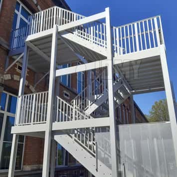 Garde-corps d'escalier à fuseaux verticaux.