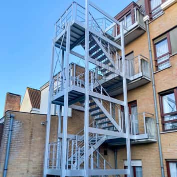 Garde-corps d'escalier à tubes parallèles.