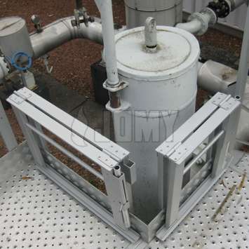 Guard rails around a filter in down position Guard rails around a filter in down position