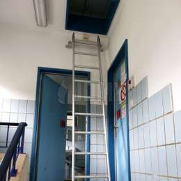 Uitneembare haakladder voor toegang tot een technische ruimte via een mangat boven een deur.