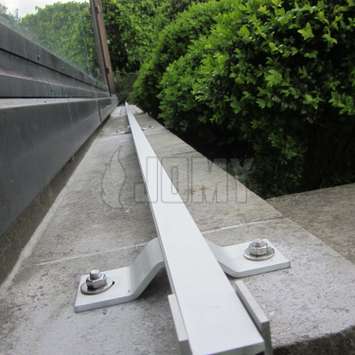 Horizontale valbeveiliging met vaste rail of met RVS kabel Horizontale valbeveiliging met vaste rail of met RVS kabel