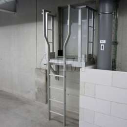 Industriële vaste ladder en hoogwerker voor een onderhoudsruimte in een fabrieksgebouw.