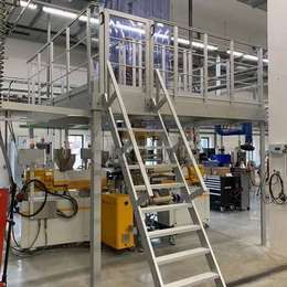 industriële trap van 60 ° (ook bekend als trapladder) voor toegang tot machines.