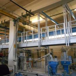 Industriële loopbrug opgehangen aan het plafond in een fabriek.