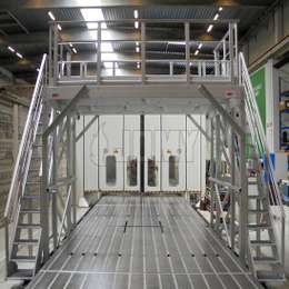 Aluminium industriële overstapbordes met trappen en gebruikt op een productielijn van motoren.