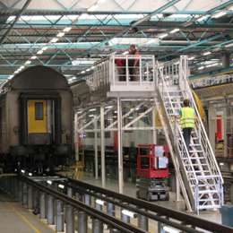 Industriële trap en platform gebruikt voor hoogte toegang in de spoorvervoersindustrie.