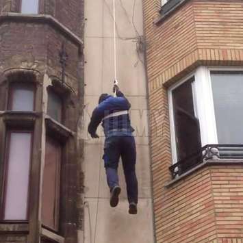 The JOMIRO individual descent device in use alongside a building facade.