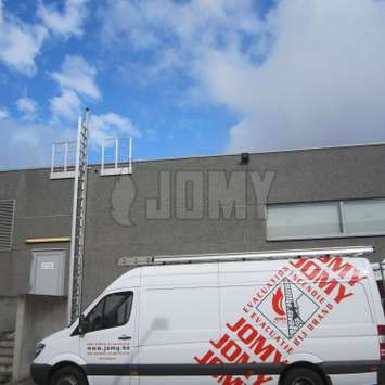 JOMY installatiewagen naast een JOMY uitklapbare ladder ladder.