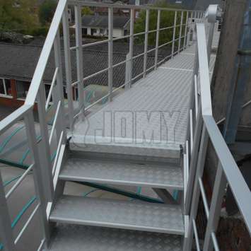 JOMY gebruikt modulaire onderdelen voor het personaliseren van trappen, ladders, loopbruggen, bordessen en andere middelen die aan uw specifieke vereisten voldoen. JOMY loopbruggen zorgen voor een gemakkelijk en veilig voetpad op hoogte.