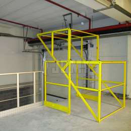 Mezzanine voorzien van een kantelbare sluisdeur in geel gelakt aluminium.