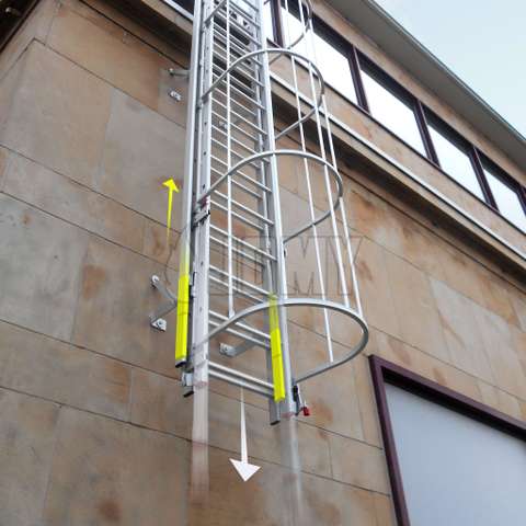 Kooiladders met uitschuifbare deel: onderste deel of delen van de ladder schuiven uit wanneer gewenst. Deze beweging is uitgebalanceerd met tegengewichten.