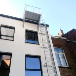 Antwerpen ladder with hanging roof balcony