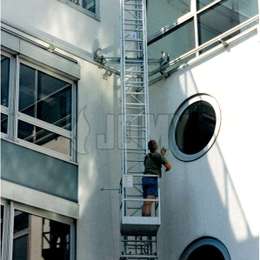 Ladder en mobiel werkplatform voor glazenwassen.