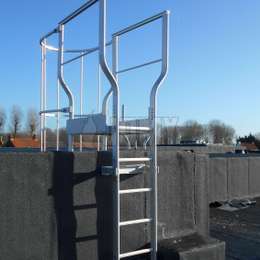 Aluminium ladders, volledig gamma : uitschuifbare gebalanceerde ladder, uitklapbare ladders, kooiladder, ladder met levenslijn, permanente ladders zonder kooi, ladders voor geveltoegang, balkonladders of zolderladders, schuifladders voor platte daken, op-maat-gemaakte ladders en toegangbalkons.