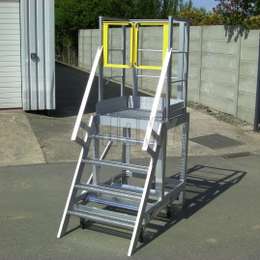 Verrijdbare ladder en platform met geel anti-val veiligheidshekje.