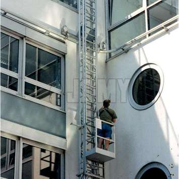 Mobile hangladder with gantry on a curved wall one