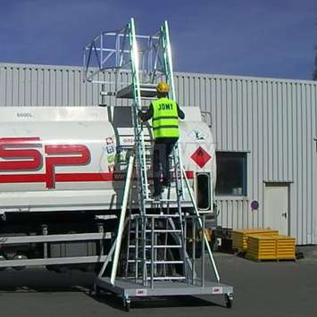 Mobile tanker access ladder - Use by a JOMY worker