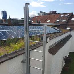 JOMY uitklapbare ladder gebruikt om op het dak te klimmen voor het onderhoud van zonnepanelen.