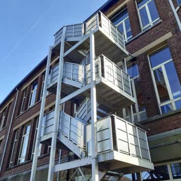 Op maat gemaakte trap borstweringen.