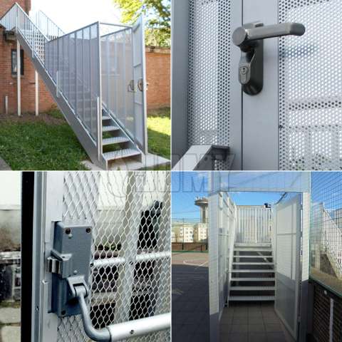 Options anti-intrusion pour escaliers extérieurs : bardage de sécurité, porte avec bare anti-panique, portillon, poignée à serrure, poignée à code, etc.