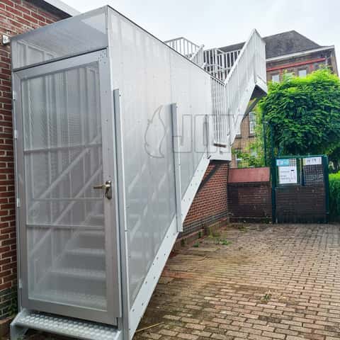 Options anti-intrusion pour escaliers extérieurs : bardage de sécurité, porte avec bare anti-panique, portillon, poignée à serrure, poignée à code, etc.