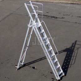 Aluminium trapladder voor vliegtuigonderhoud, voorzien van wielen, opvouwbaar.