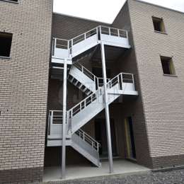 Exterior staircase for a 2 story apartment building