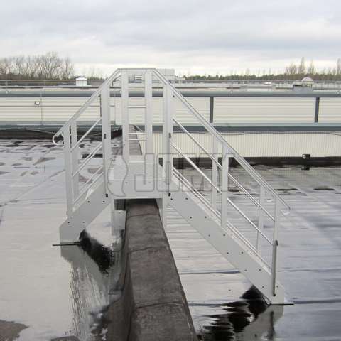 Overstapbordes op een dak gebruikt om twee niveaus en een muur te overbruggen.