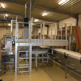 Overstapbordes in aluminium voor de kruising van productielijnen.