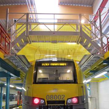 Overstappen trappen en loopbruggen gebruikt voor het onderhoud van treinen.