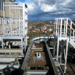 Passerelle en aluminium avec pont-levis utilisé pour traverser une chaîne de production.