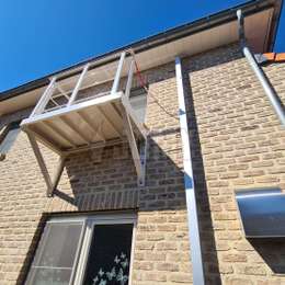 Balcon utilisé pour accéder à un échelle de secours déployable JOMY.