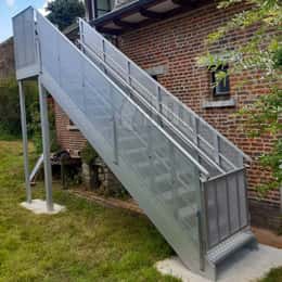 Rechte trap naar de tuin