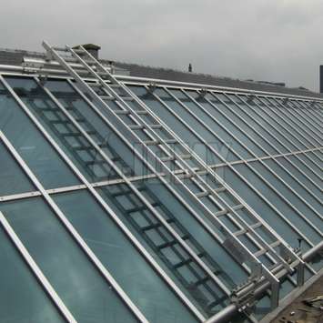 Schuin geplaatste mobiele hangtrap voor glazenwassen op een dak - Building Maintenance Unit
