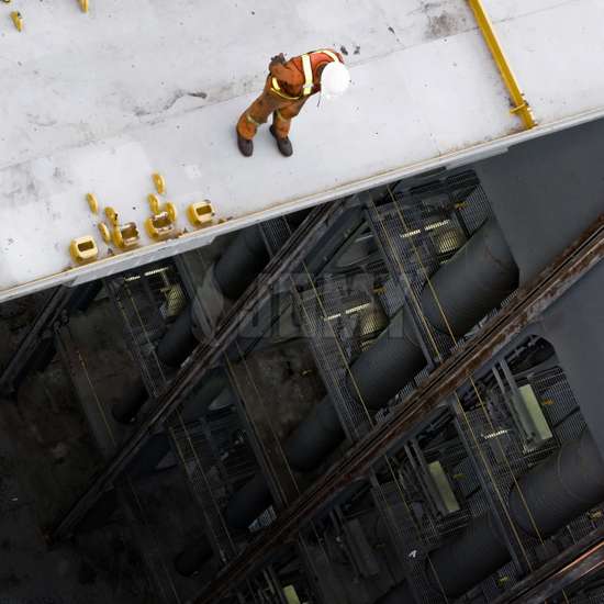 Plate-forme de passerelle industrielle avec grille et main courante sur  l'usine pétrochimique avec tubes jaunes et revêtement de protection contre  les incendies sur métal Photo Stock - Alamy