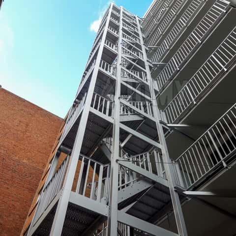 noodtrap om een flatgebouw te ontruimen