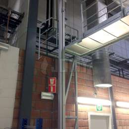JOMY toegangsladder voor het monteren van een industrieel platform in een fabriek met weinig ruimte.