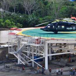 Helikopterplatform met een uitgebalanceerde trap voor toegang.