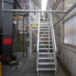 Aluminium trappen voor machinetoegang en onderhoud in een fabriek.