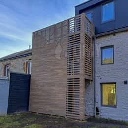 Trappen met houten bekleding.