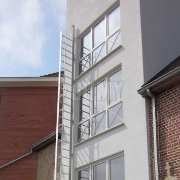 Veilig uitklapbare ladder voor appartementen.