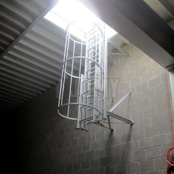 Uitschuifbare ladder geïnstalleerd op afstand van de gevel.