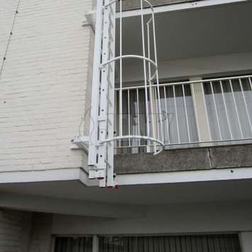 Uitschuifbare ladder in RAL kleur voor brandevacuatie.