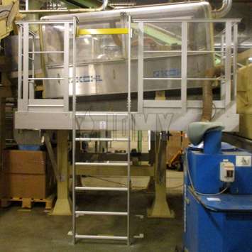 Vaste ladder voor toegang tot een werkplatform, gebruikt voor een machine, op een productielijn in een tabaksfabriek.