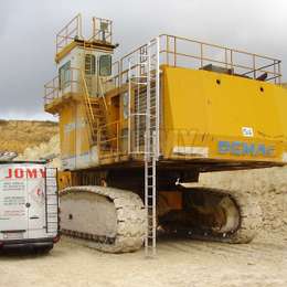 Heavy-duty graafmachine met neerklapbare ladder voor toegang tot de cabine.