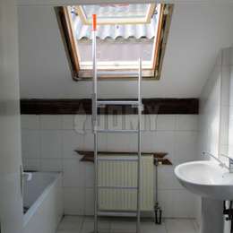 Vaste ladder met telescopische handgreep om uit een Velux-dakraam in een badkamer te komen.