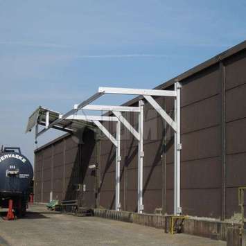 JOMY| Verticaal valbeveiligingssysteem op een vaste aluminium rail JOMY biedt ook andere veiligheidstoebehoren in lichtgewicht aluminium zoals een afdaalsysteem, verschillende types borstweringen, een horizontaal of verticaal valbeveiligingssysteem.
