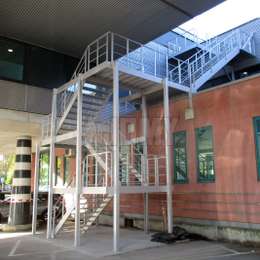 Vluchttrap Vluchttrap in aluminium voor een kantoorgebouw.