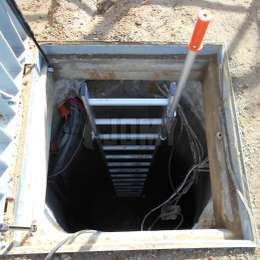 Well ladder equipped with a telescopic handle for a safe entrance and exit from the manhole.